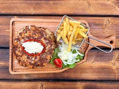 Gurmanska pljeskavica sa pomfritom